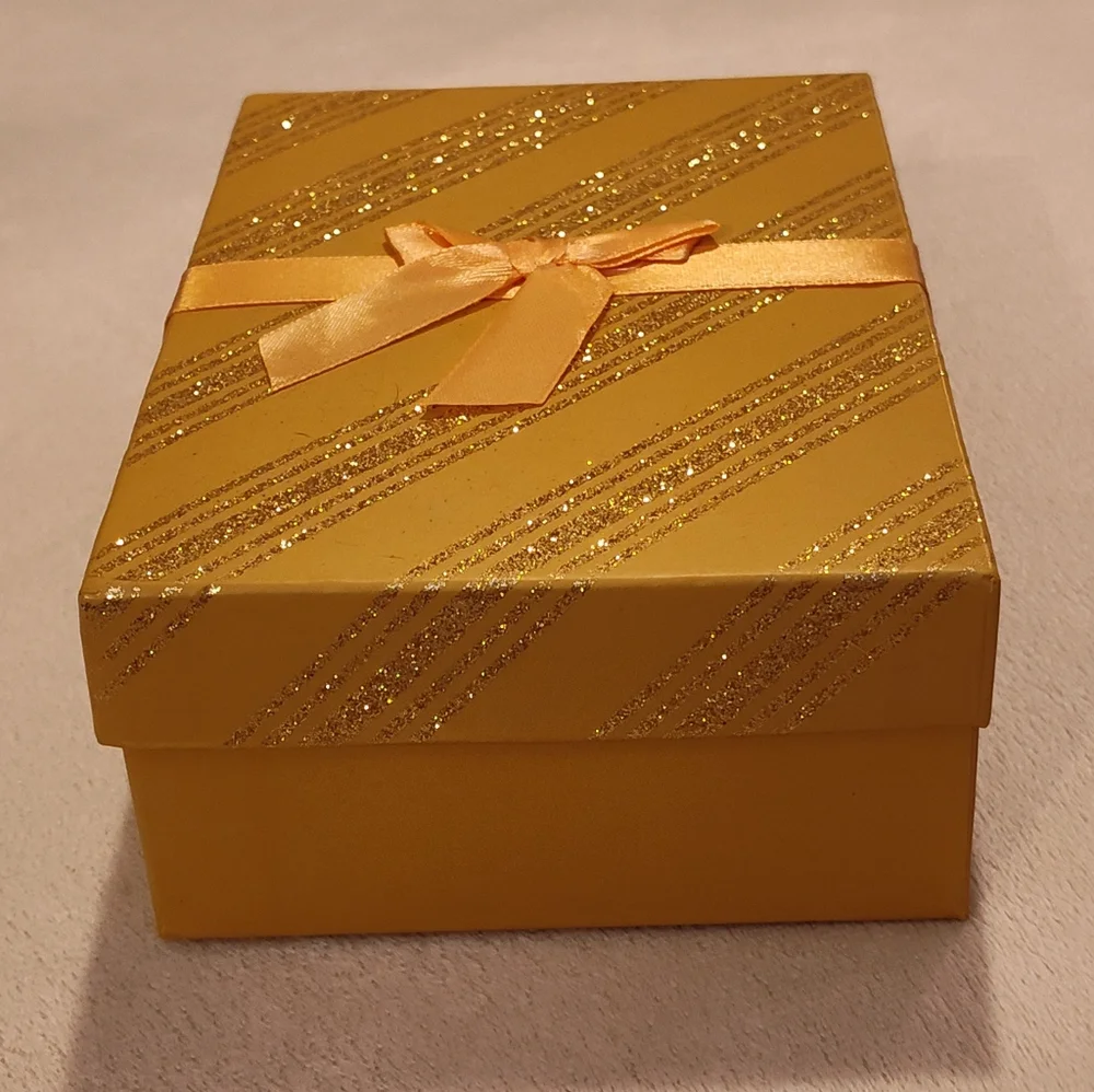 Like-New Gift Box